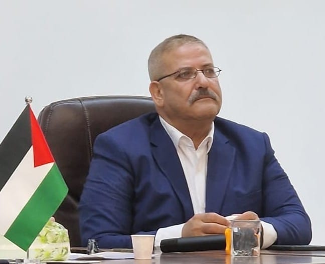 سمين وافتراس القطيع